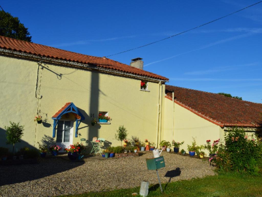 Homestay Arrabella Availles-Limouzine Eksteriør billede